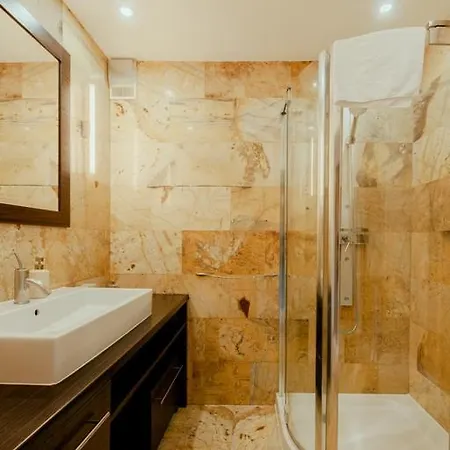 Strict Center Luminous Apartman *
